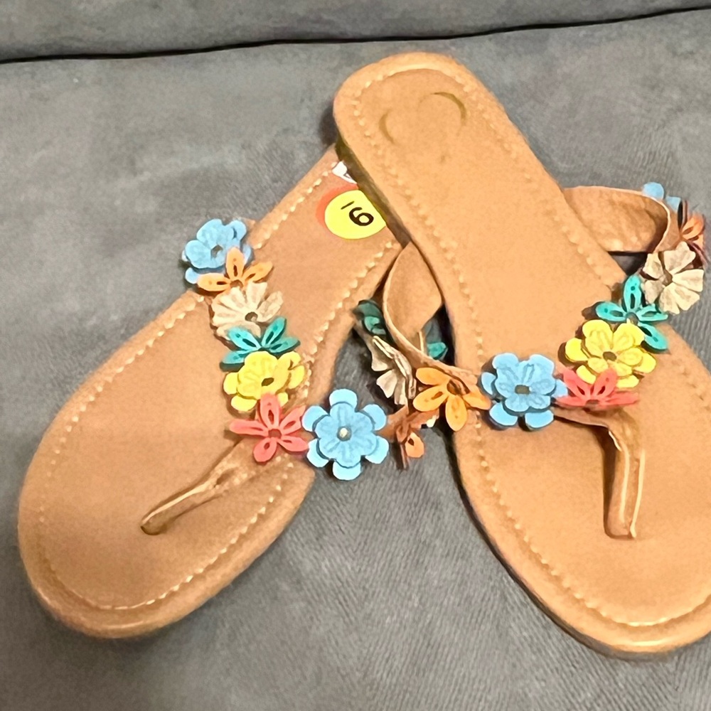 143 Girl flowered sandals